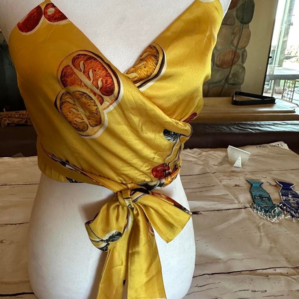 Show me your Mumu yellow silk wrap top with orange slices and leaves print, s... - Picture 4 of 8